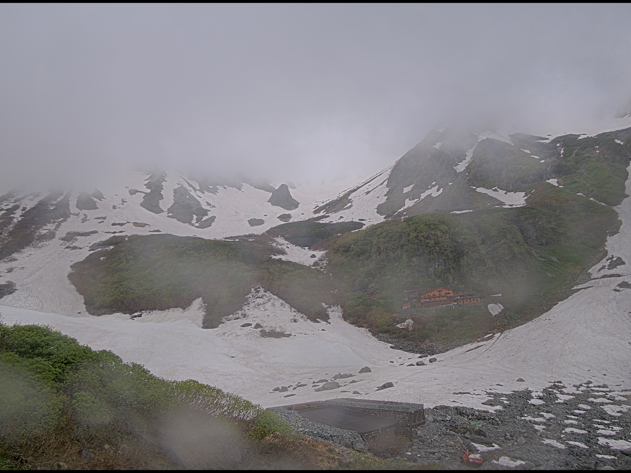 涸沢ヒュッテライブカメラ 2026-06-15 16:54時点の涸沢カールの天気・視界・積雪状況