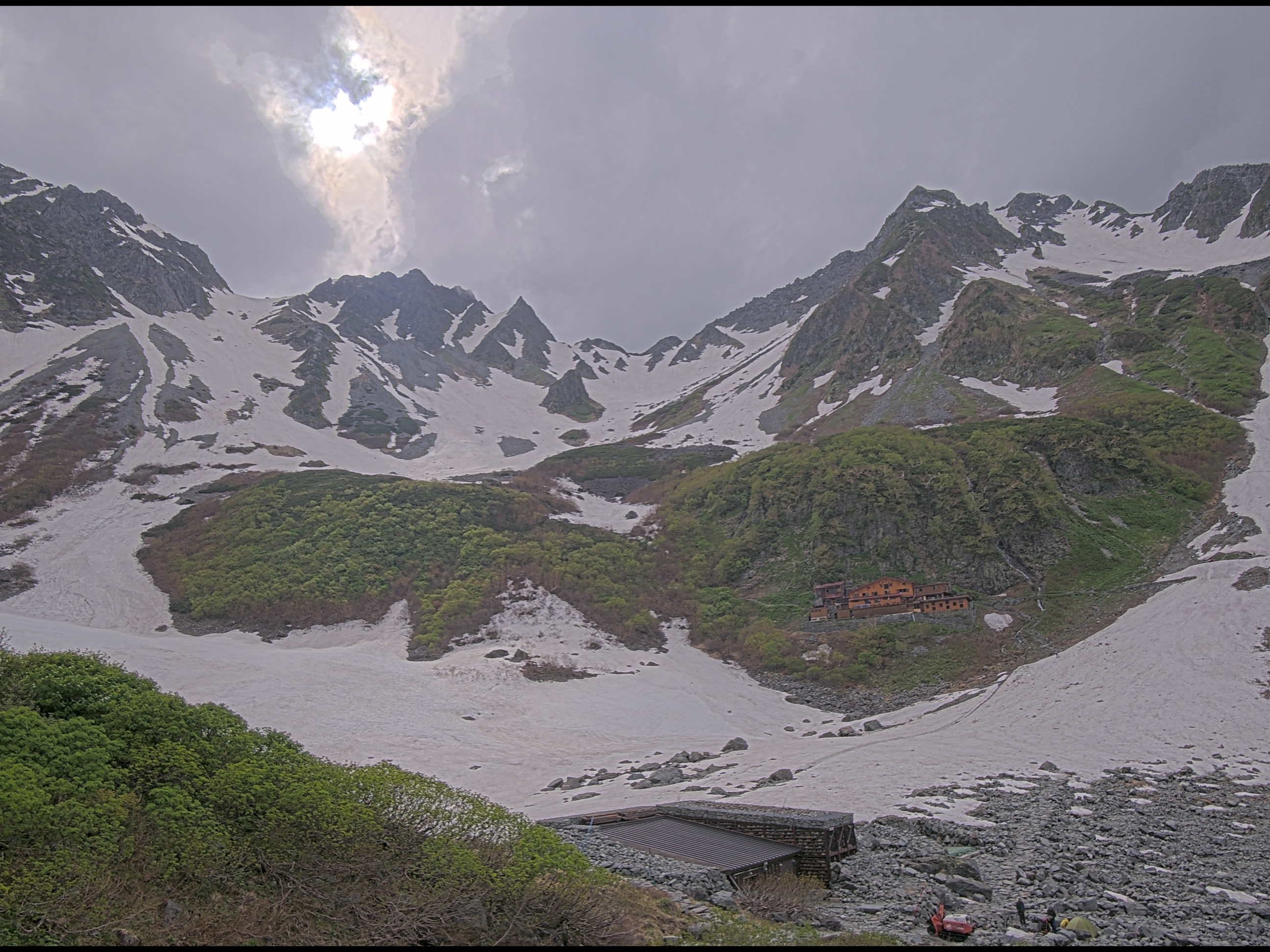 涸沢ヒュッテライブカメラ 2026-06-17 15:54時点の涸沢カールの天気・視界・積雪状況