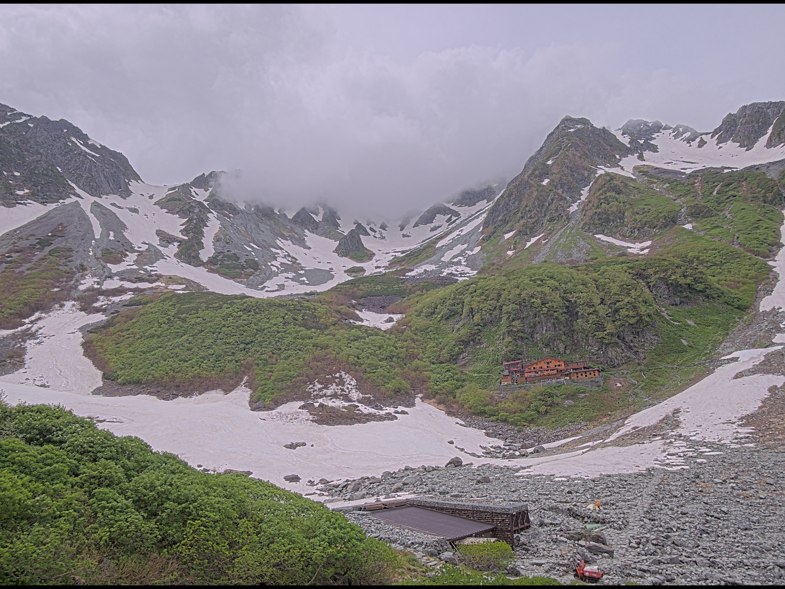 涸沢ヒュッテライブカメラ 2026-06-23 14:09時点の涸沢カールの天気・視界・積雪状況