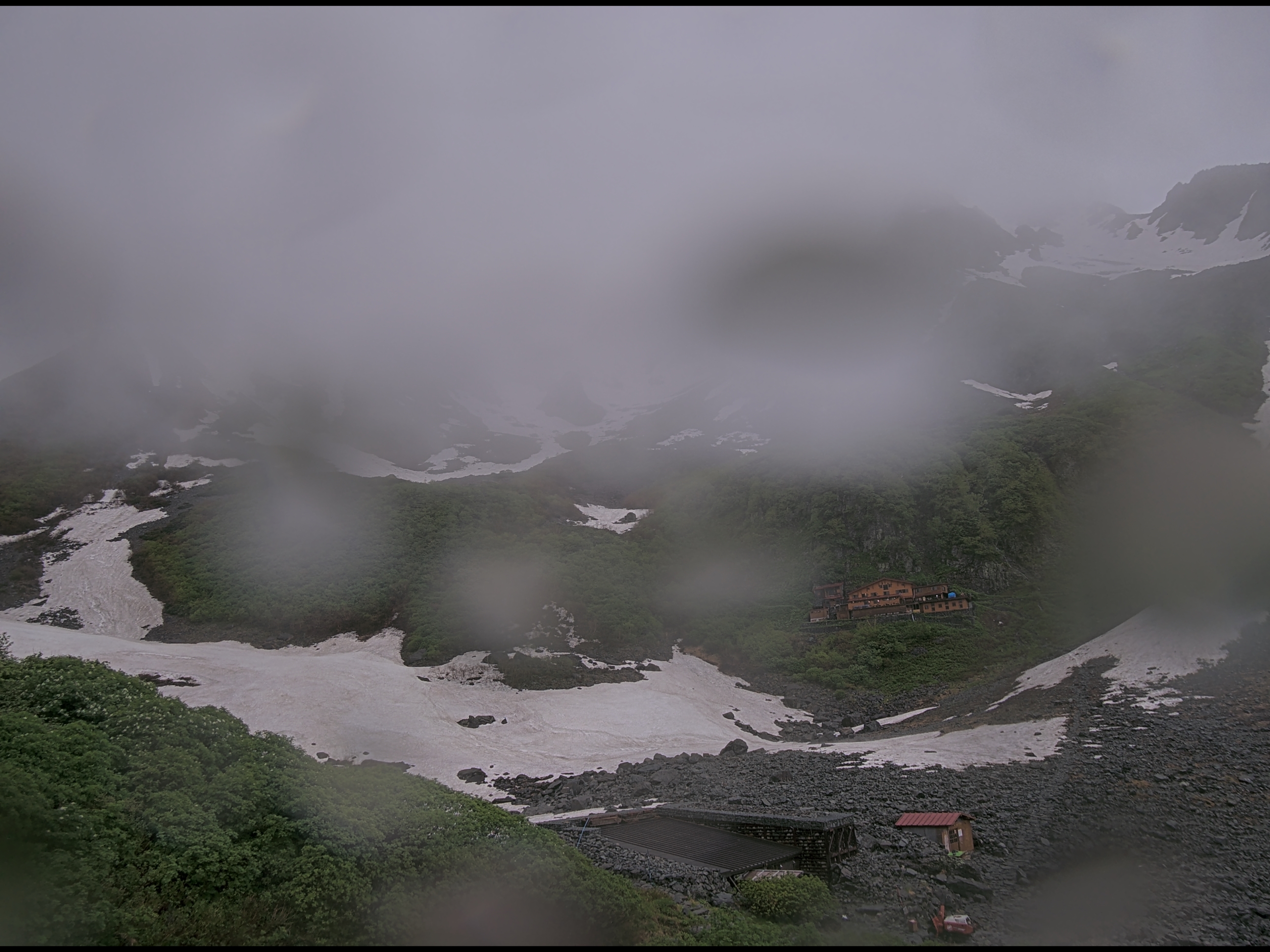 涸沢ヒュッテライブカメラ 2026-06-25 18:34時点の涸沢カールの天気・視界・積雪状況