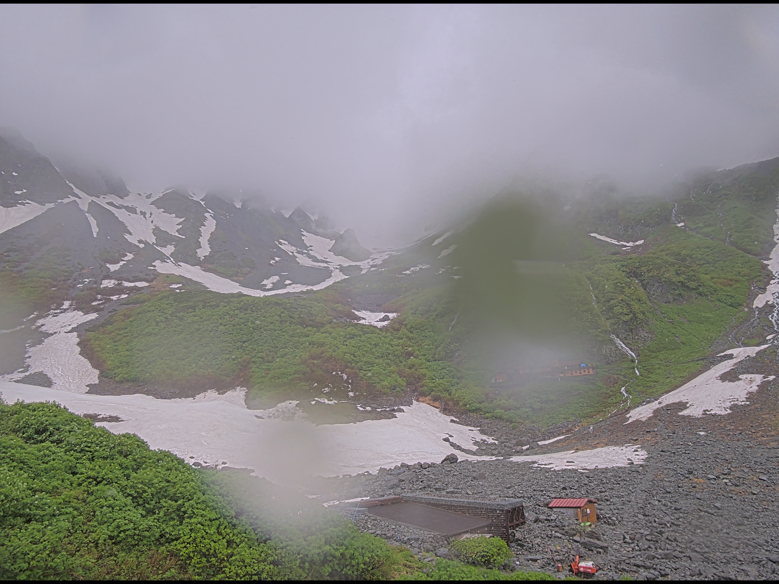 涸沢ヒュッテライブカメラ 2026-06-26 13:34時点の涸沢カールの天気・視界・積雪状況