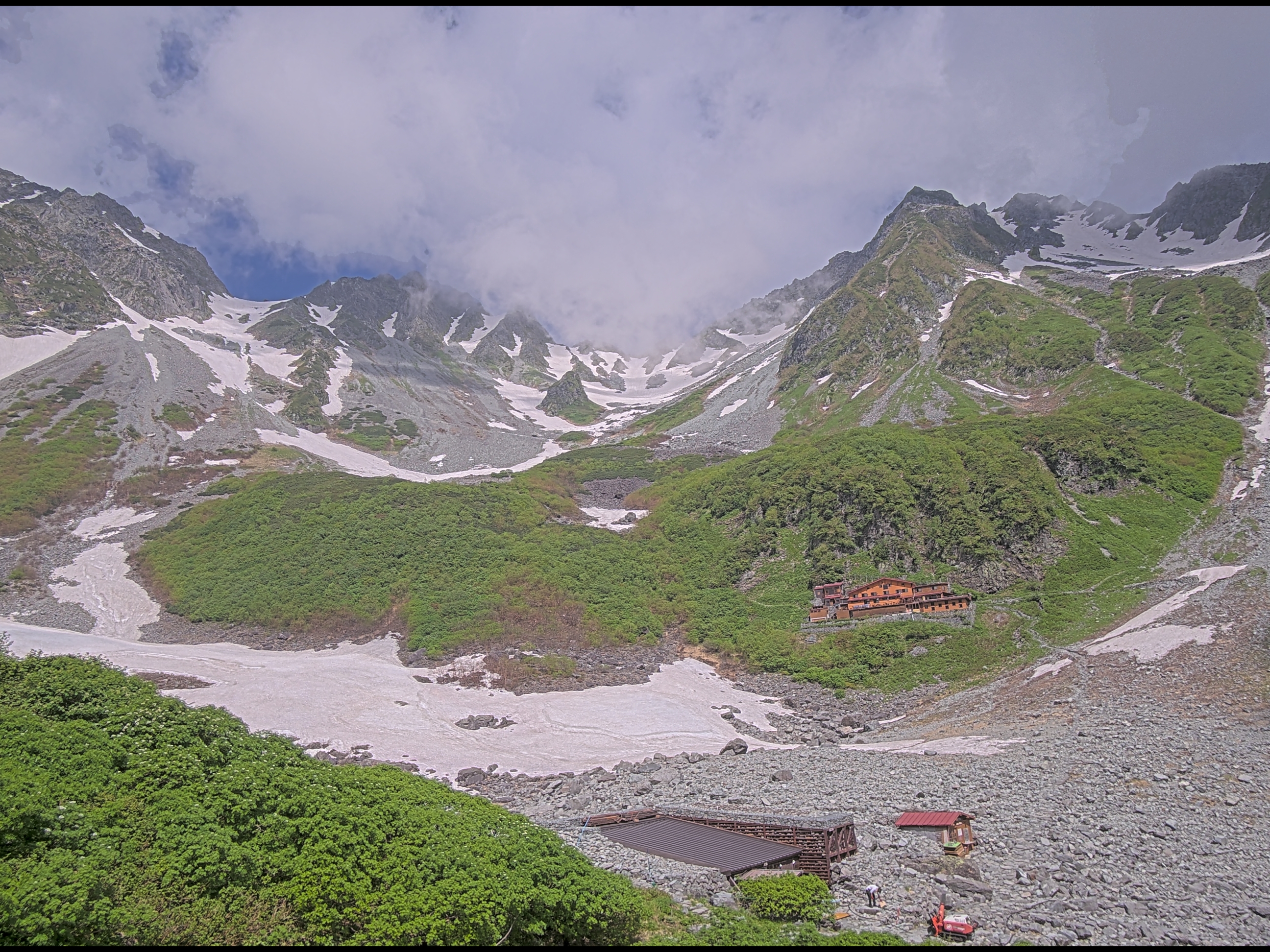 涸沢ヒュッテライブカメラ 2026-06-29 09:19時点の涸沢カールの天気・視界・積雪状況