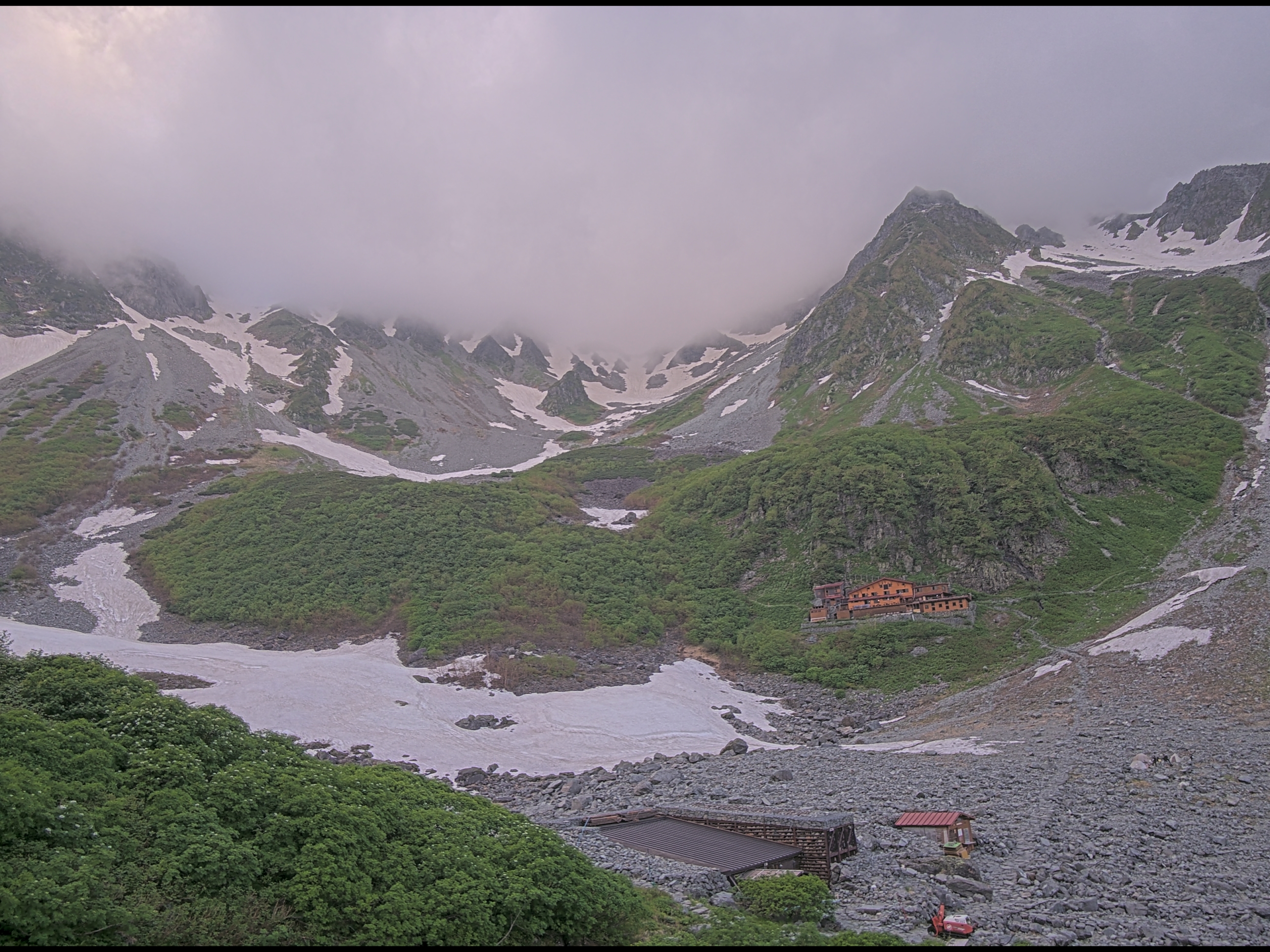 涸沢ヒュッテライブカメラ 2026-06-29 17:39時点の涸沢カールの天気・視界・積雪状況