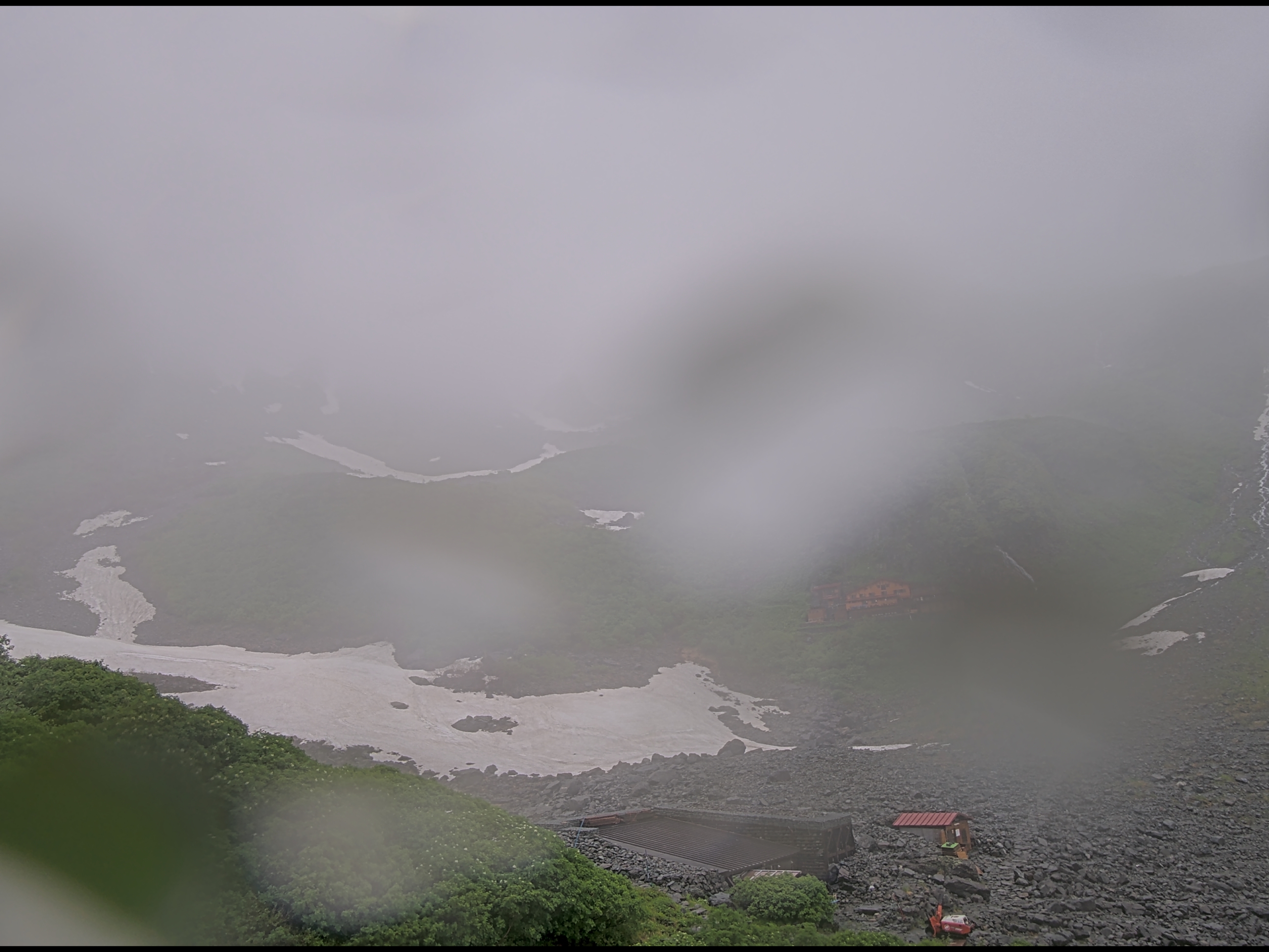 涸沢ヒュッテライブカメラ 2026-07-02 11:34時点の涸沢カールの天気・視界・積雪状況