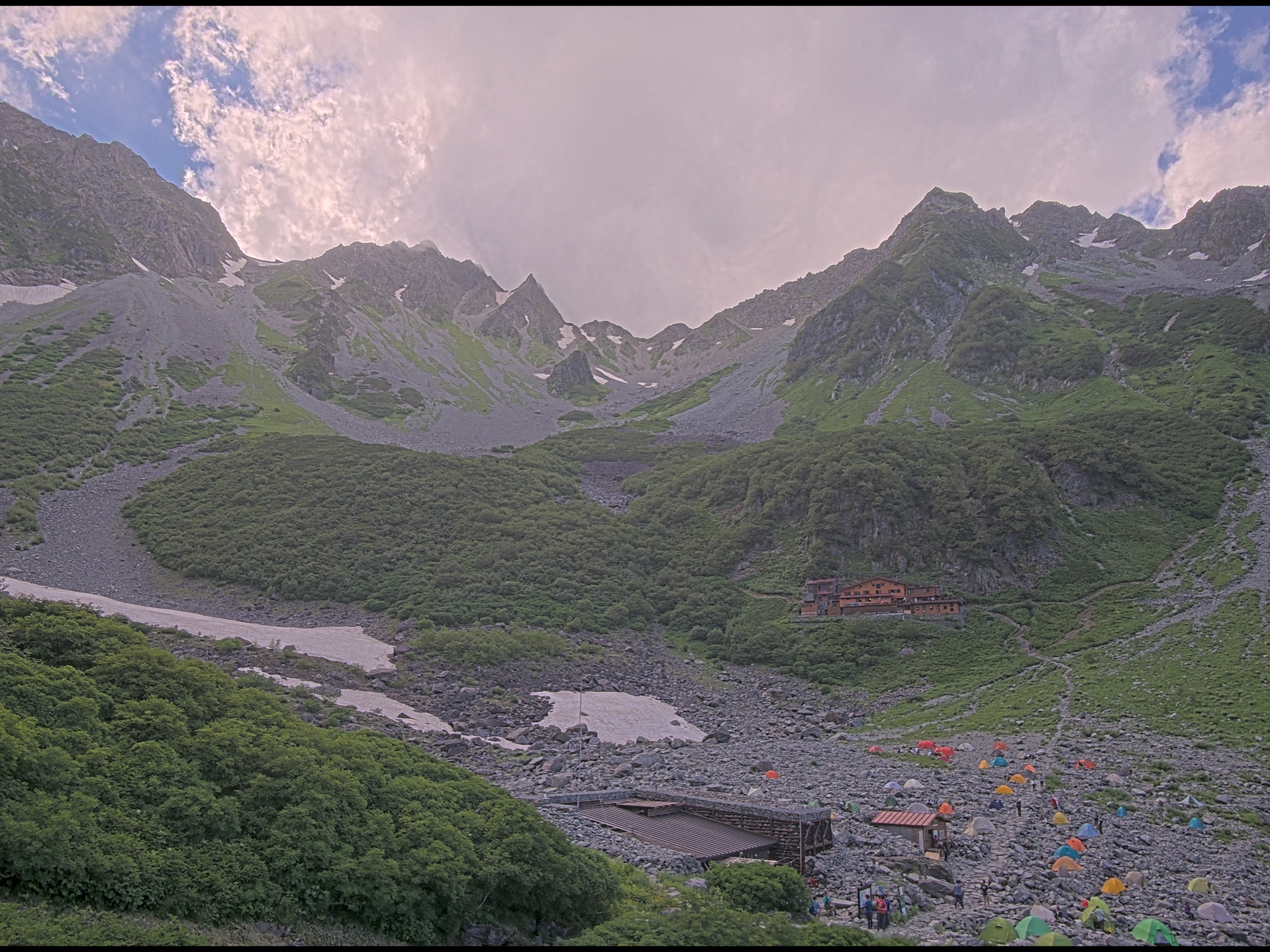 涸沢ヒュッテライブカメラ 2026-07-23 16:54時点の涸沢カールの天気・視界・積雪状況