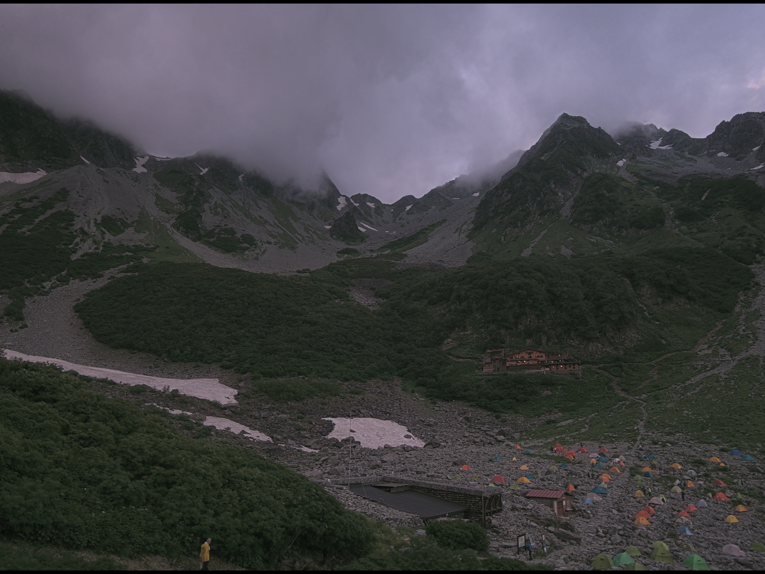 涸沢ヒュッテライブカメラ 2026-07-24 18:44時点の涸沢カールの天気・視界・積雪状況
