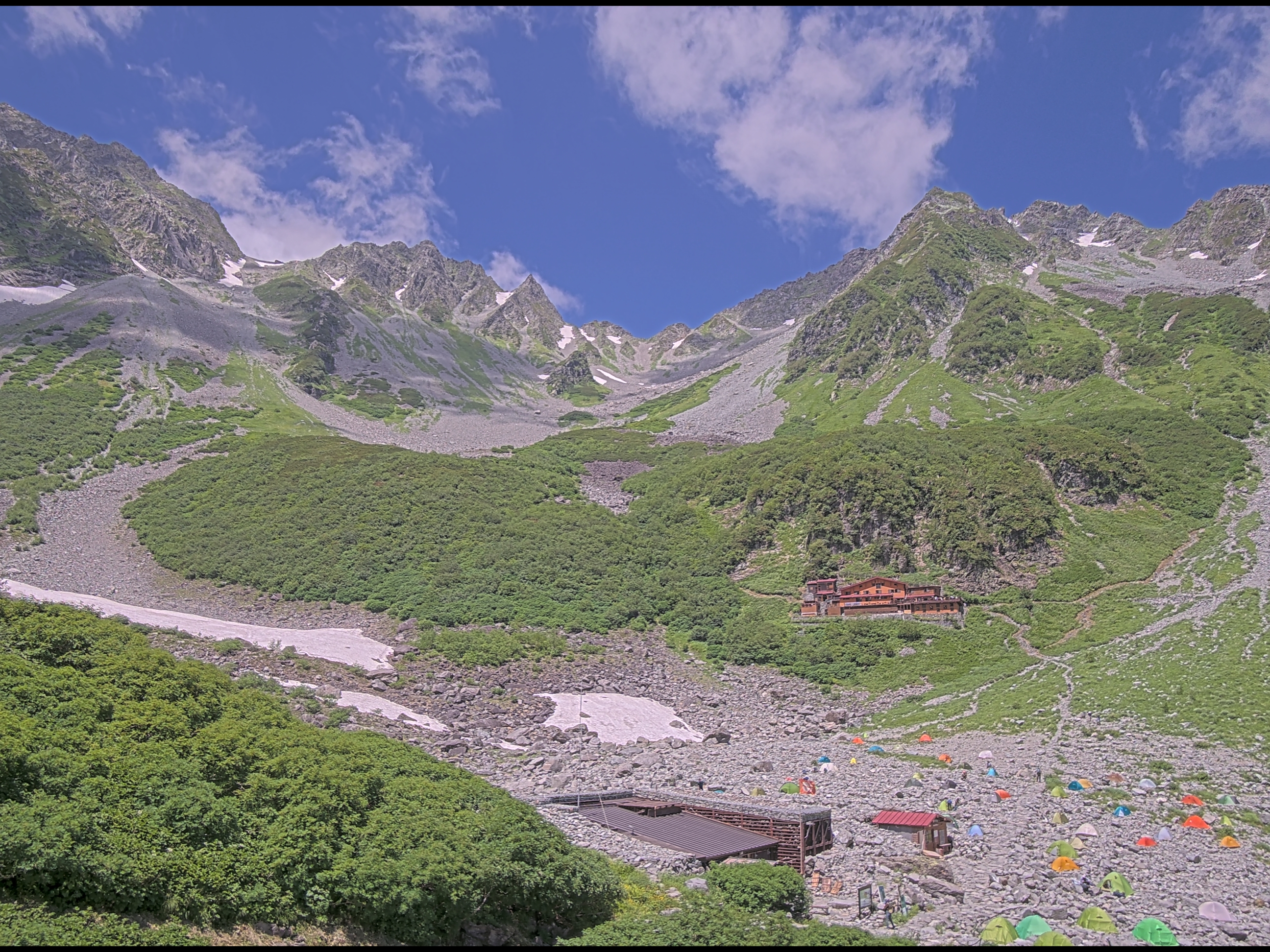涸沢ヒュッテライブカメラ 2026-07-25 10:54時点の涸沢カールの天気・視界・積雪状況