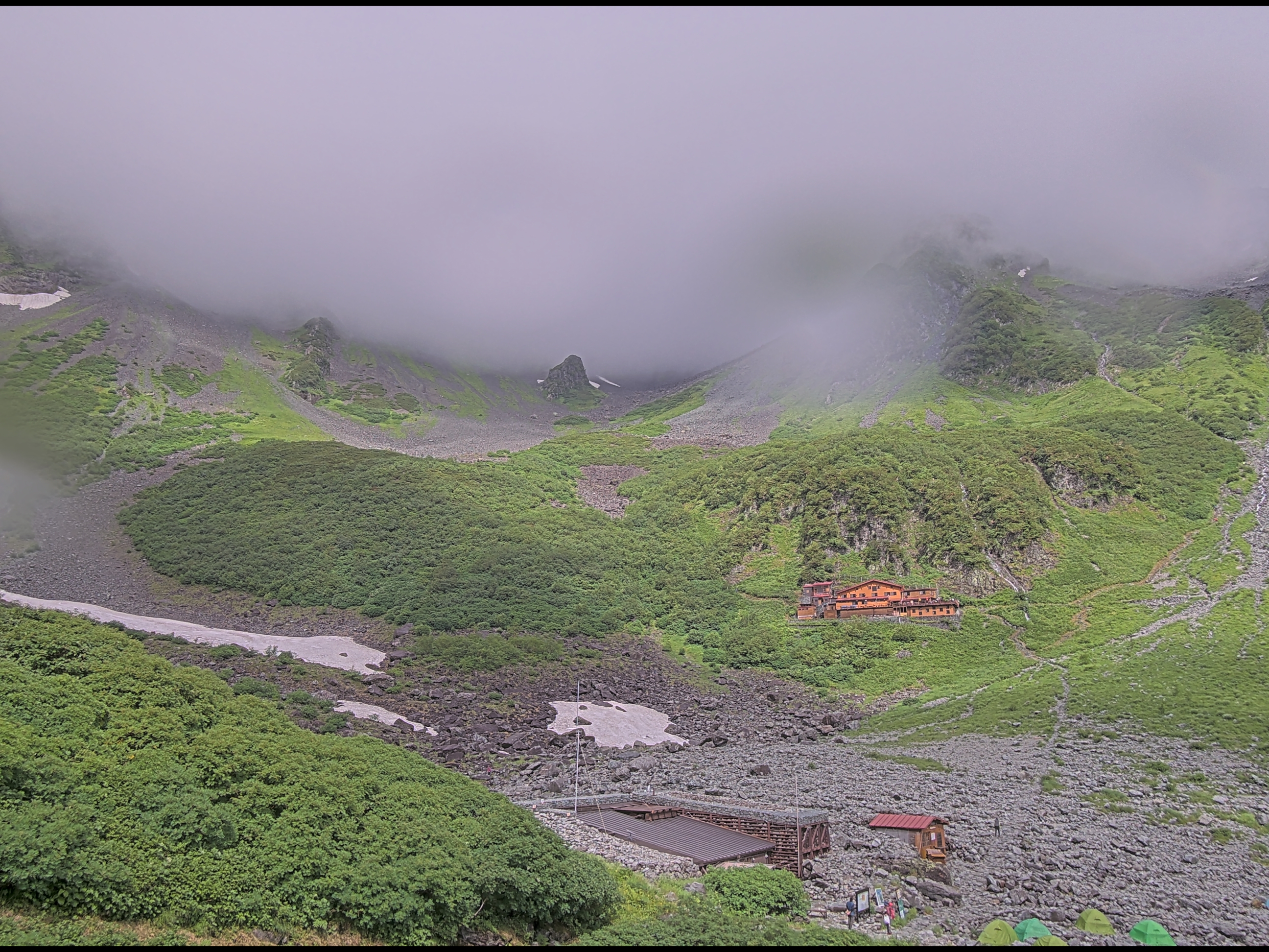 涸沢ヒュッテライブカメラ 2026-07-29 08:59時点の涸沢カールの天気・視界・積雪状況