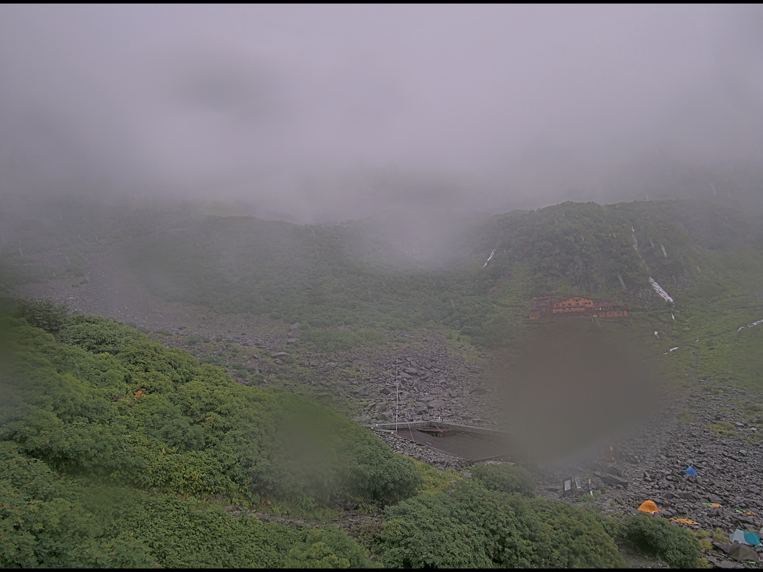 涸沢ヒュッテライブカメラ 2026-08-29 14:35時点の涸沢カールの天気・視界・積雪状況