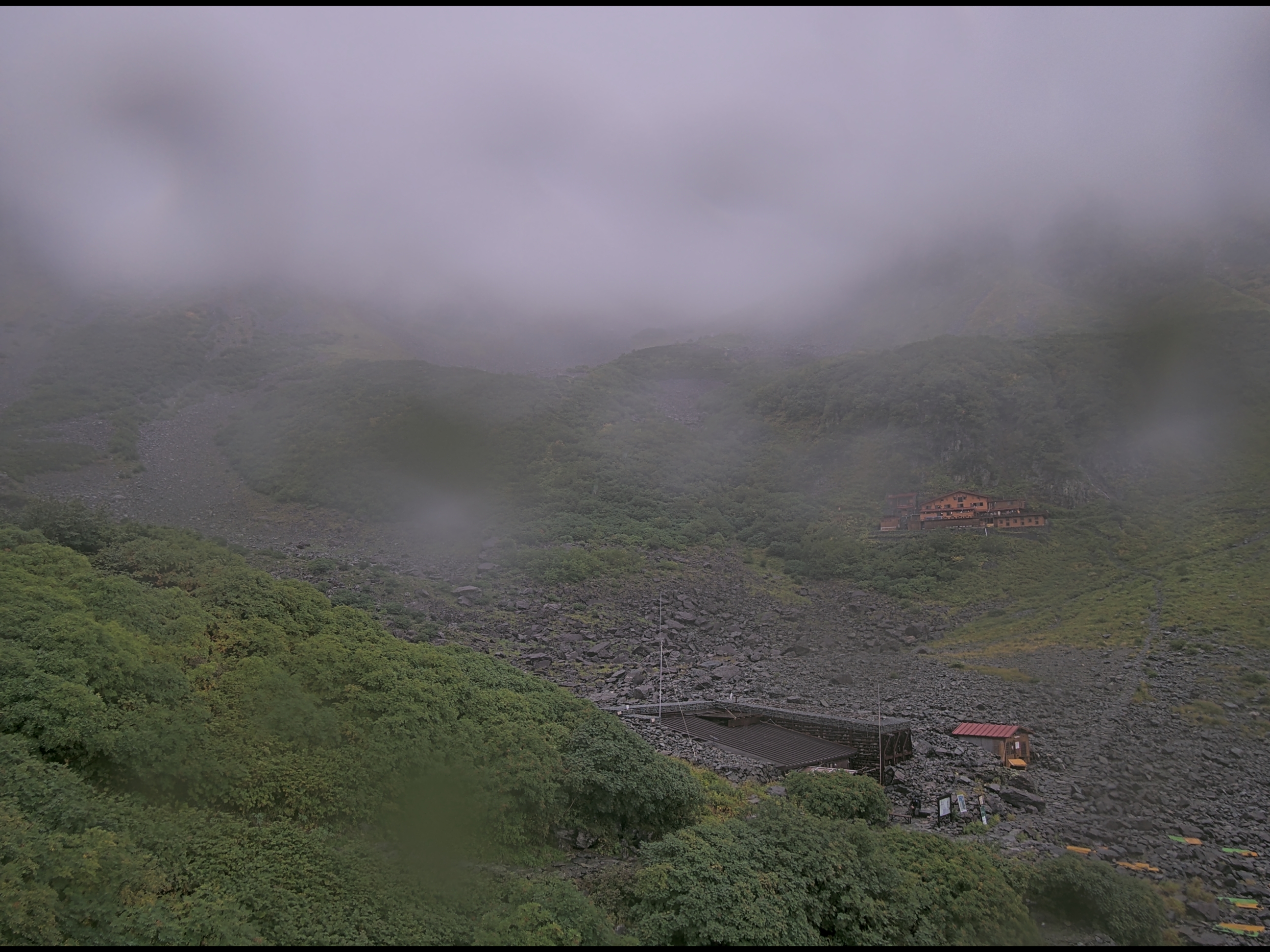 涸沢ヒュッテライブカメラ 2026-09-15 08:55時点の涸沢カールの天気・視界・積雪状況