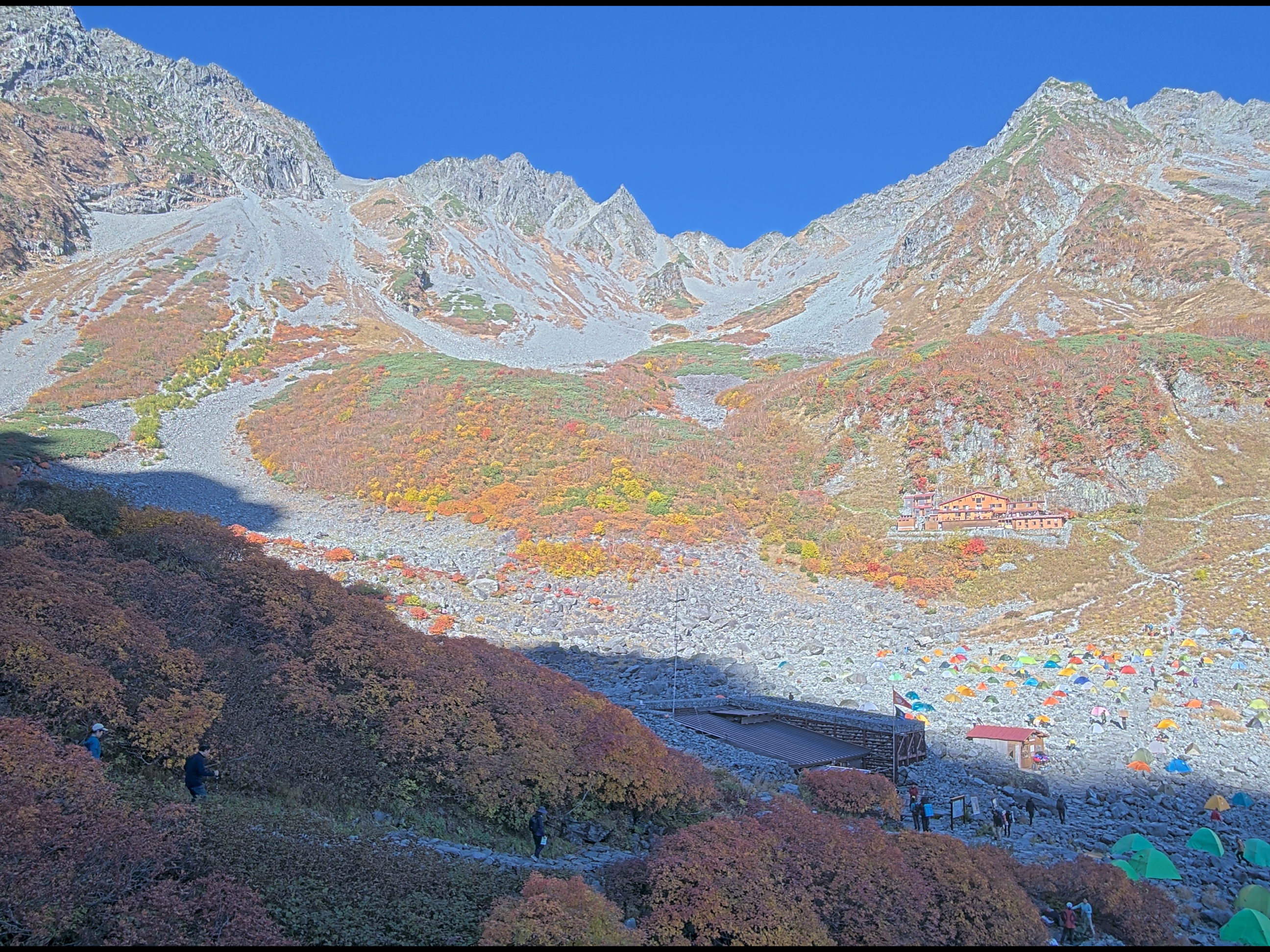 涸沢ヒュッテライブカメラ 2026-10-10 08:00時点の涸沢カールの天気・視界・積雪状況
