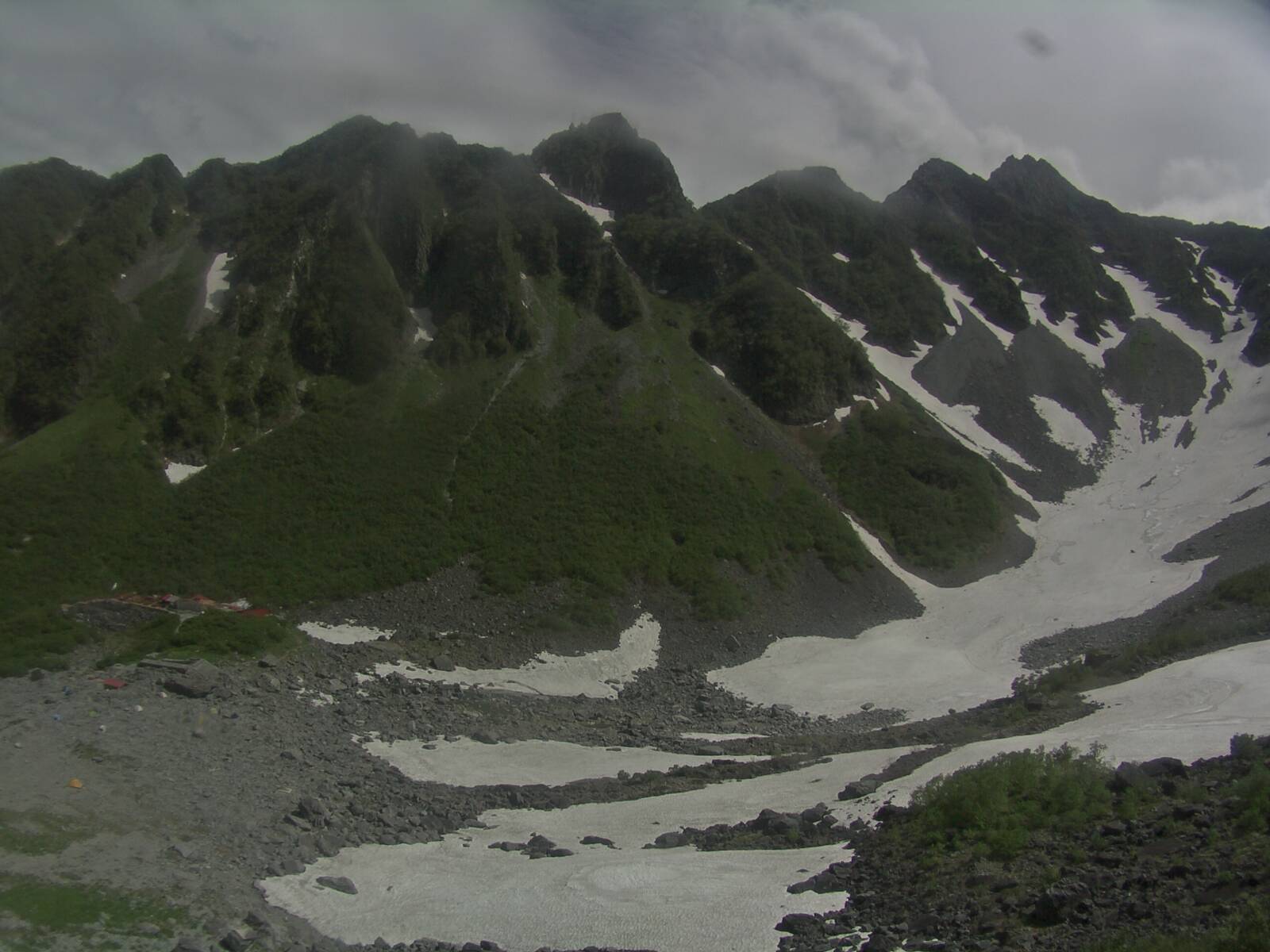 涸沢小屋からのライブカメラ 2026-07-14 13:52時点の涸沢カールの天気・視界・積雪状況