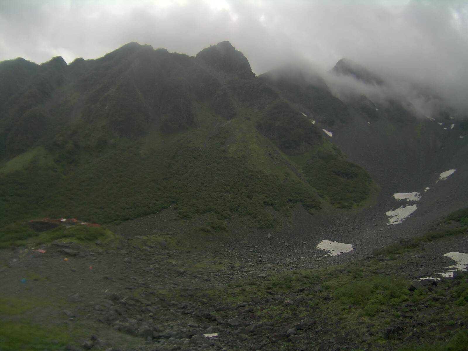 涸沢小屋からのライブカメラ 2026-08-20 15:52時点の涸沢カールの天気・視界・積雪状況