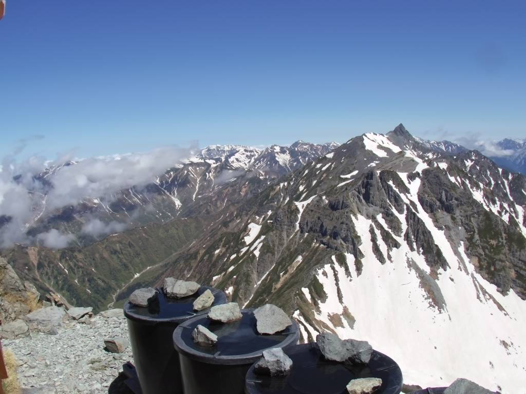 北穂高小屋ライブカメラ 2026-06-10 09:59時点の穂高連峰の天気・視界・積雪状況