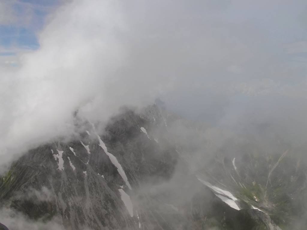 北穂高小屋ライブカメラ 2026-07-14 14:10時点の穂高連峰の天気・視界・積雪状況