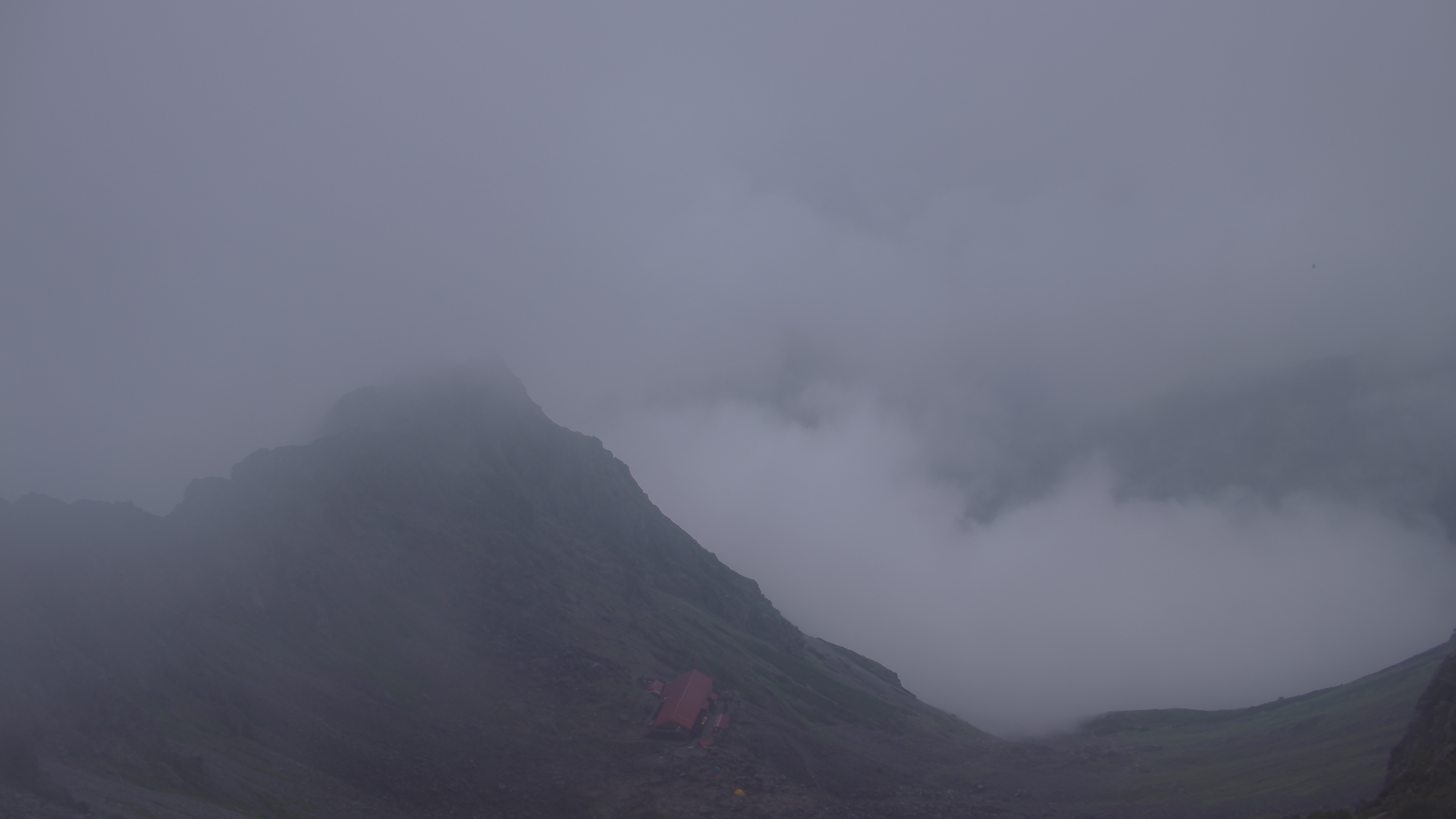 槍ヶ岳ライブカメラ｜槍ヶ岳山荘 東側 2026-08-20 15:30時点の槍ヶ岳の天気・視界・積雪状況