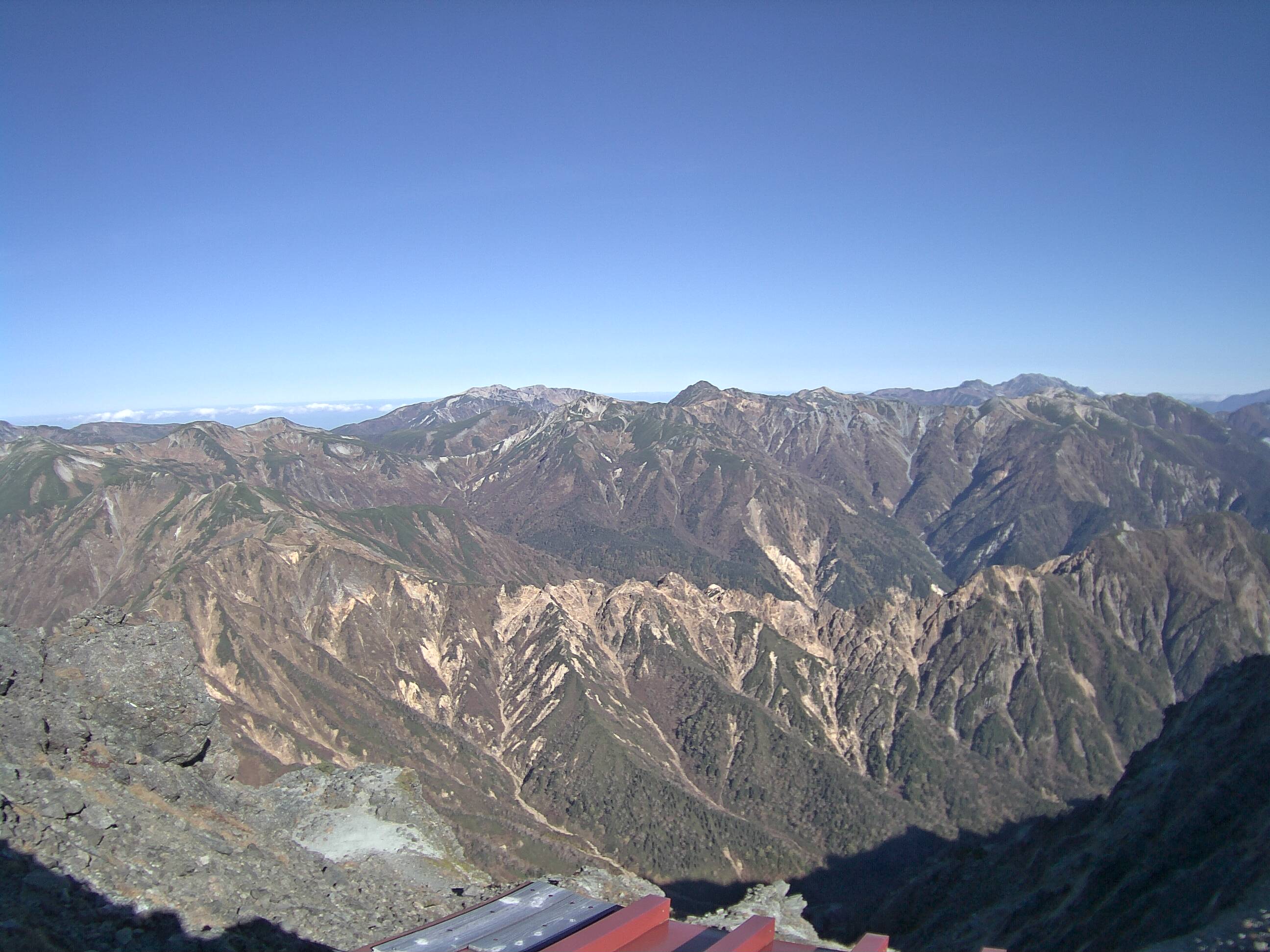 槍ヶ岳山荘からのライブカメラ 北側 2026-10-17 08:29時点の北鎌尾根の天気・視界・積雪状況